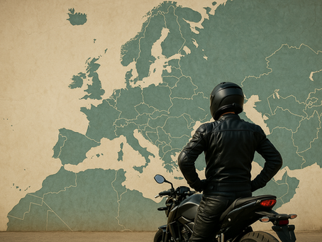 Un motard face à la carte de l'Europe.