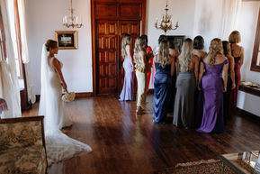 Amanda mostrando su vestido a sus damas de honor.