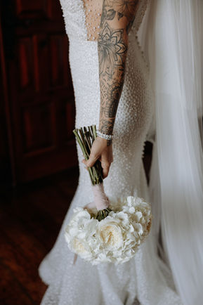 Detalle del ramo y el vestido de novia de Amanda.