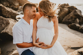 Antonio y Rocío sentados mientras acarician la barriga