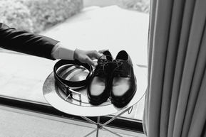 Zapatos de novio preparados en blanco y negro