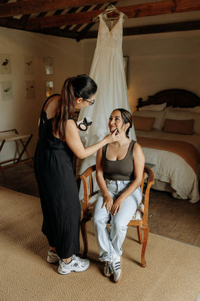 Naomi durante los preparativos de maquillaje