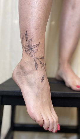 die kleine Tätowierstube - fineline - handpoke - Tätowierungen