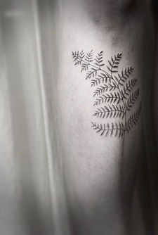 die kleine Tätowierstube - fineline - handpoke - Tätowierungen