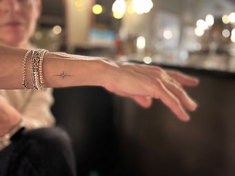 die kleine Tätowierstube - fineline - handpoke - Tätowierungen