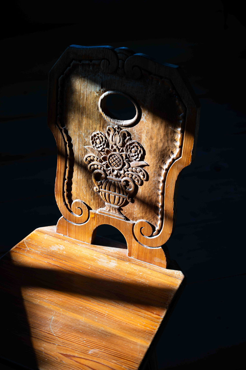 Historischer Holzstuhl mit Blumenschnitzerei