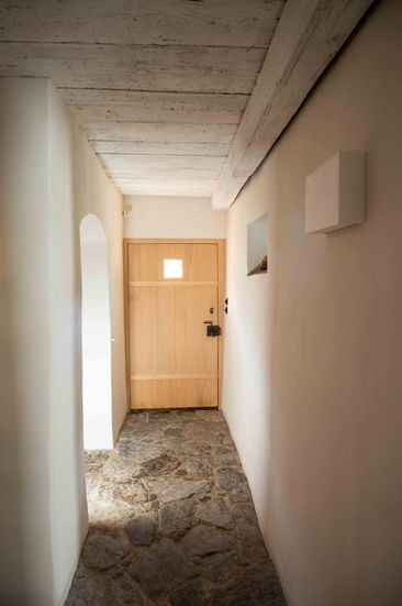 sanft beleuchteter Gang im Ferienhaus
