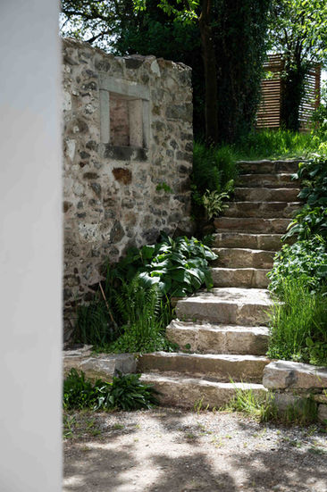 Treppe aus Naturstein, die zur Gartensauna führt