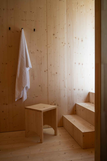 schlichter Holzhocker im Vorraum der Sauna
