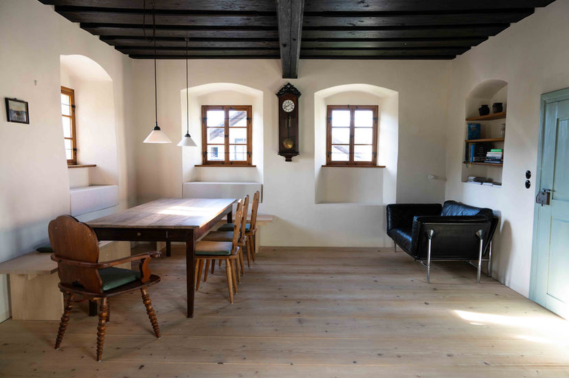 gemütliche Bauernstube mit Esstisch aus Holz