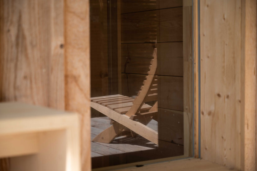 Liegestuhl zum entspannen vor der Sauna