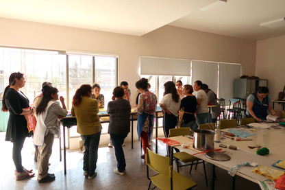 Grupo participante en curso de Arte Textil en la comuna de Til Til, región Metropolitana, Chile