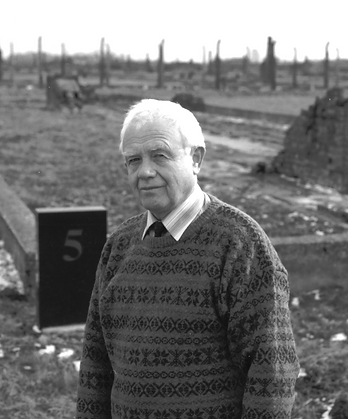 Stanislaw Hantz vor dem Block 5, in dem er untergebracht war, in Birkenau