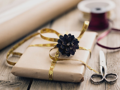 Eingepacktes Notizbuch als Geschenk für Mitarbeiter und Kunden.
