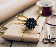 Weihnachtliches Geschenk, goldene Schleife, Zapfen,Vatertag,Muttertag,Geburstsag