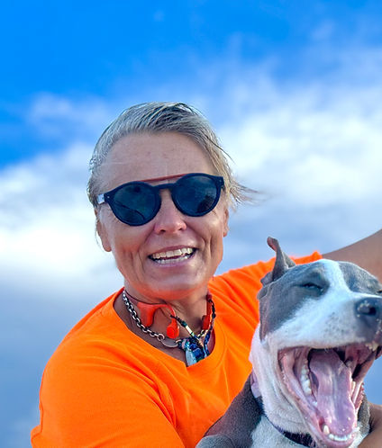 Riin kitesurfing with a strapless board at Playa Buen Hombre, with the dog Coco Chanel on the beach