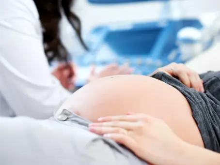 Gestante em consulta médica, representando o cuidado do pré-natal.