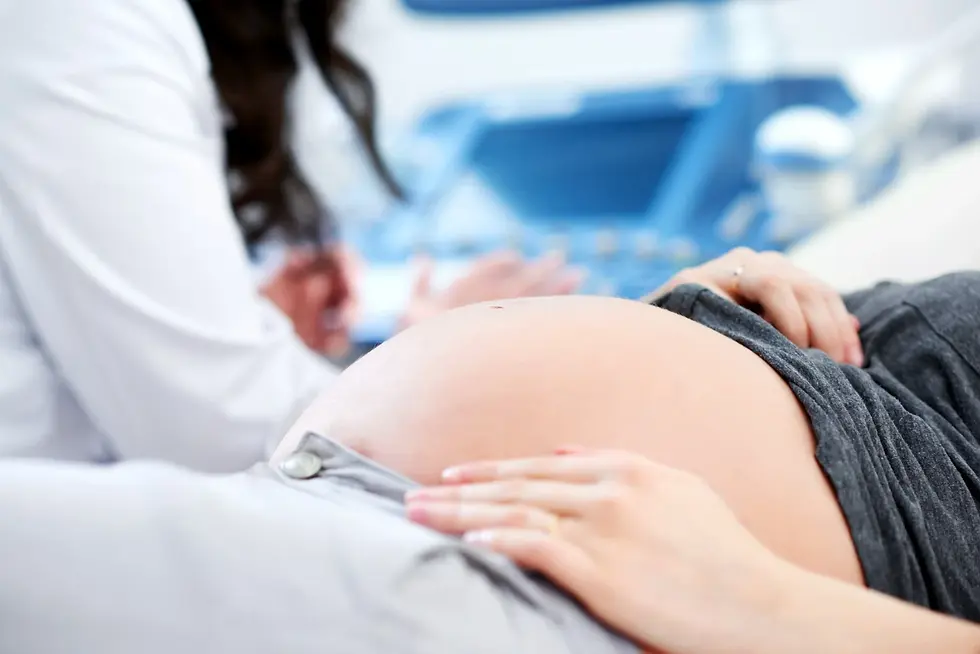 Gestante em consulta médica, representando o cuidado do pré-natal.