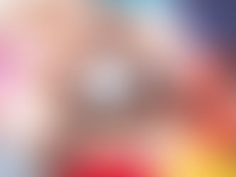 Varias crianças em circulo olhando para baixo com a cabeça encostada uma nas outras, variando na idade de 12 a 14 anos