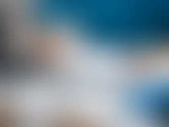 Profissional de saúde realizando avaliação médica, com estetoscópio, prontuário e tablet na mesa, promovendo cuidados médicos de qualidade.