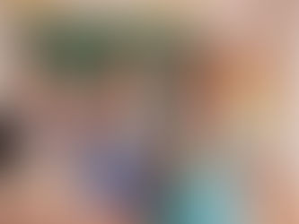 Crianças em sala de aula apontando na direção de um colega que está chorando e escondendo o rosto, mostrando um momento de bullying na escola