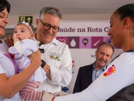 Ministro da Saúde Alexandre Padilha e mais duas mulheres e um bebê, sorrindo felizes