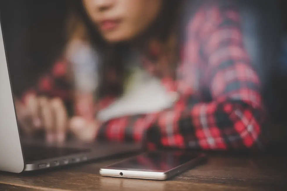 Proibições de redes sociais no Reino Unido para menores de 16 anos: regras e impactos