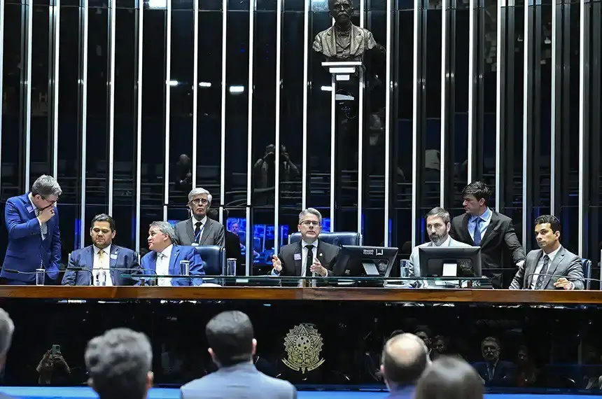 Foto: Waldemir Barreto/Agência Senado. Senado aprova lei para proteção digital de crianças e adolescentes.