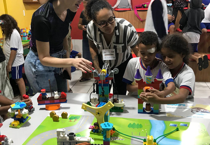  A equipe TechCriativos decidiu criar uma atração única no LEGO Park ao transformar um castelo em algo especial. Além disso, eles incorporaram a energia da água em diferentes partes das atrações do parque. Eles usaram sua criatividade para combinar elementos mágicos do castelo com sistemas inovadores de energia hidráulica, tornando a experiência no parque ainda mais fascinante e sustentável.