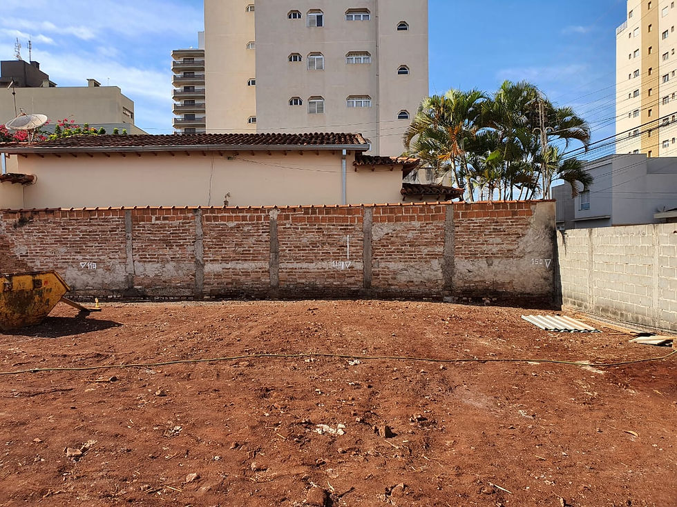 Vista geral do terreno com área ainda sem baldrame