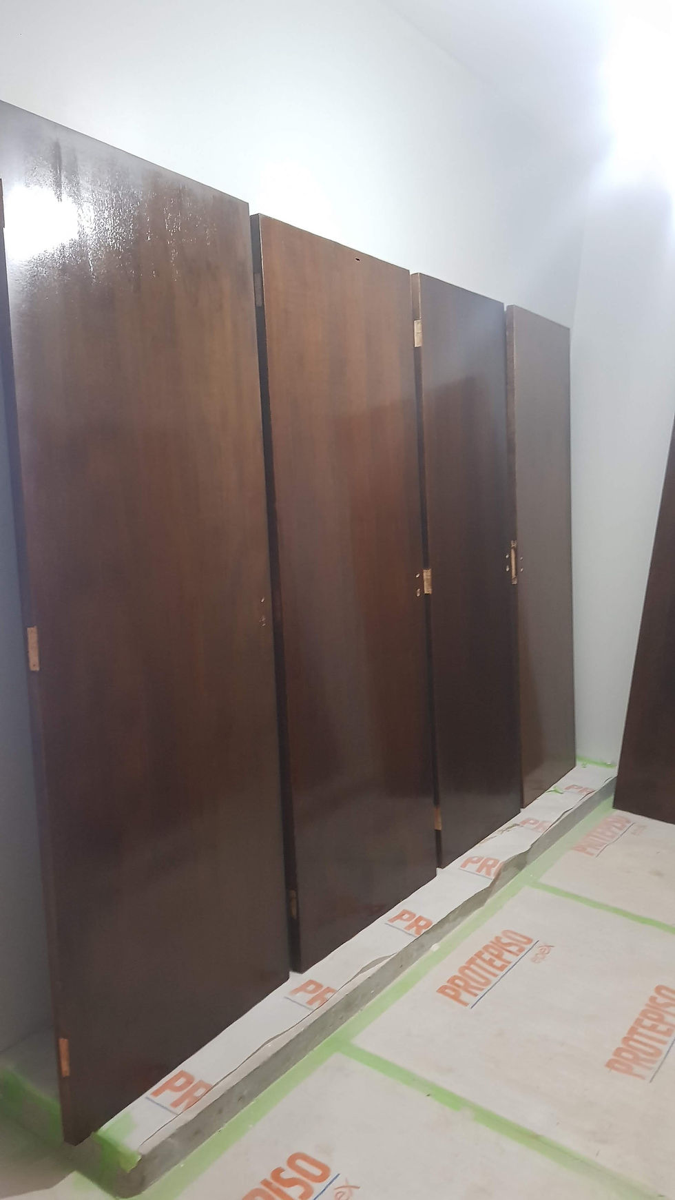 Portas internas Com verniz recém aplicados (ainda molhado)