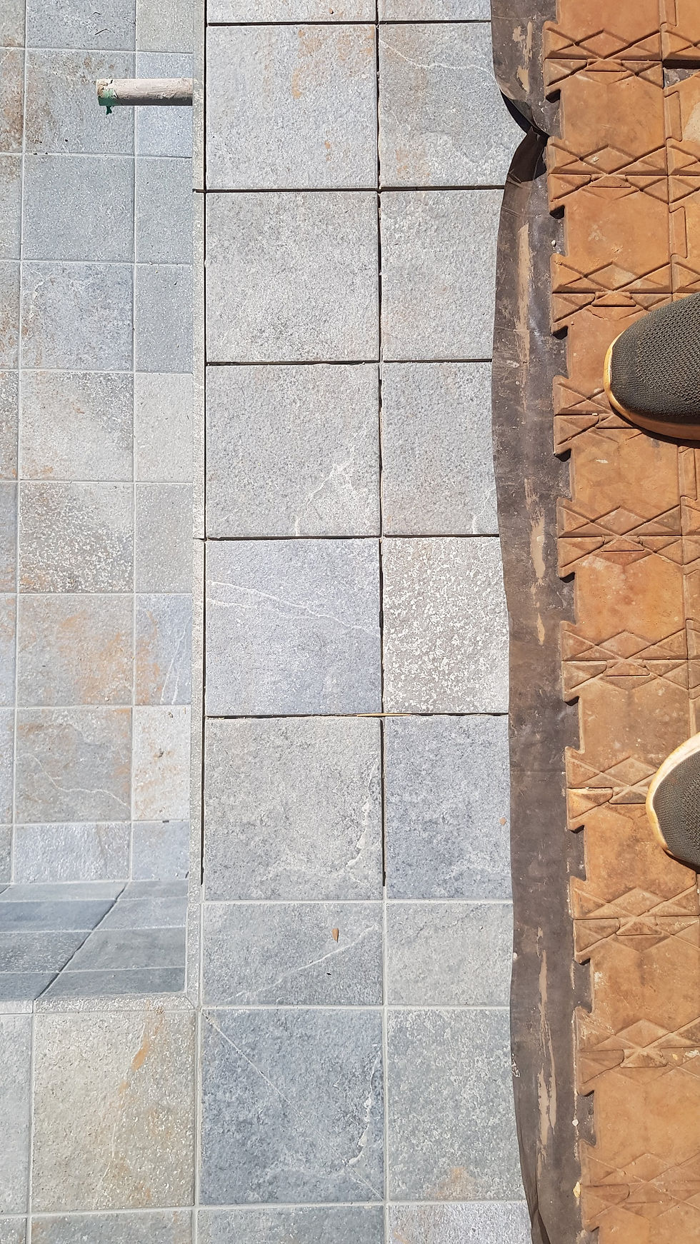 Rejuntamento em andamento nas bordas da piscina