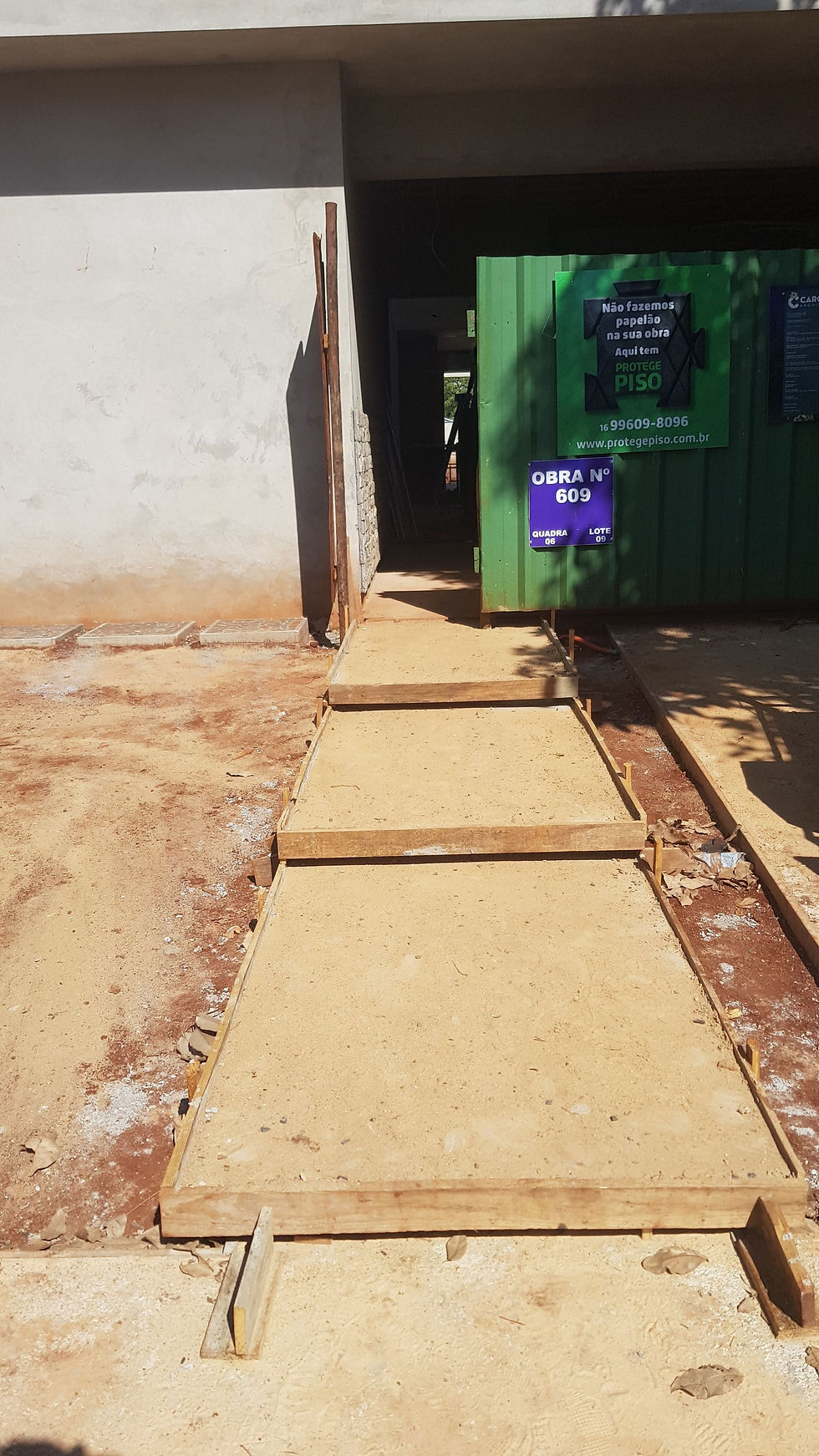 Degraus da escada de entrada com contrapiso executado
