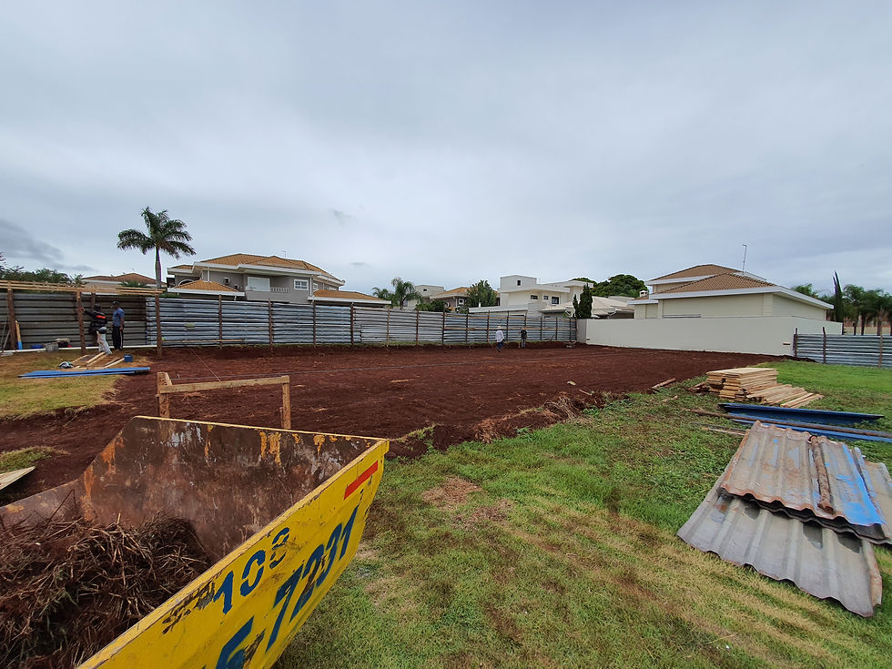 Terreno limpo e com tapume