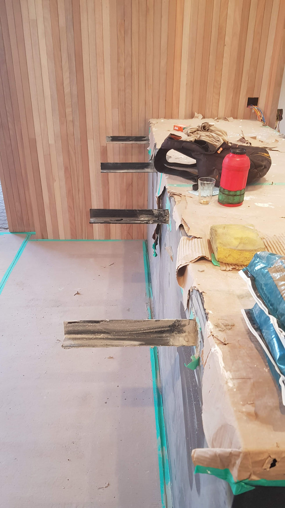 Grapas instaladas para estruturar bancada