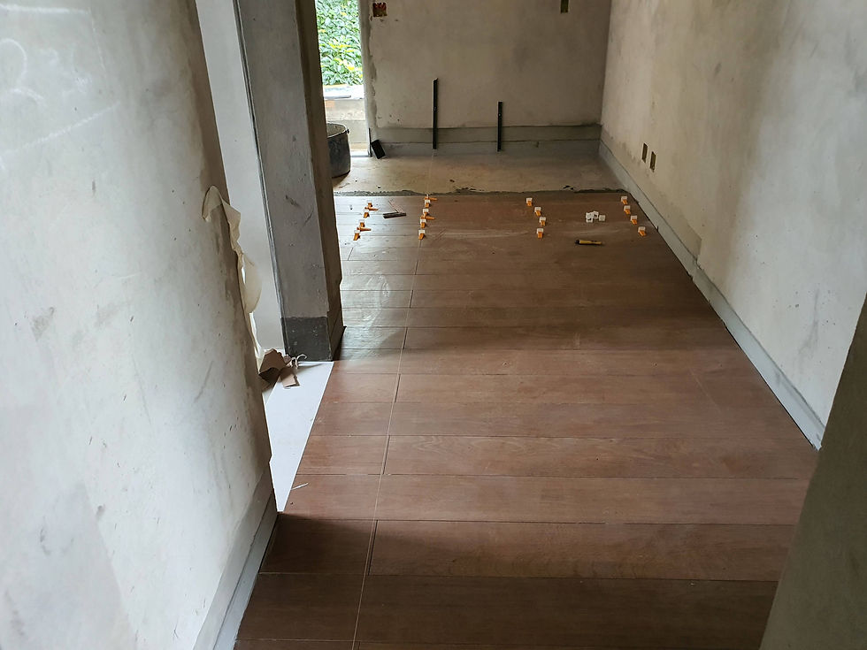 Piso assentado no pavimento superior