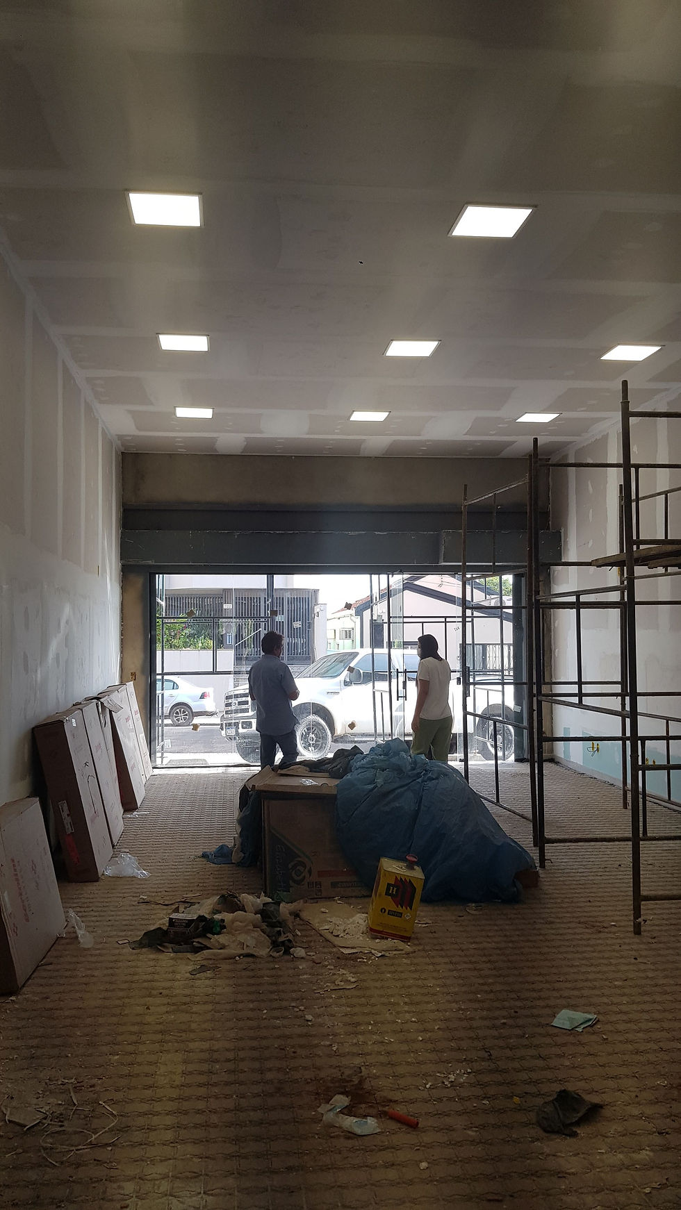 Sala com iluminação instalada mas sem pintura