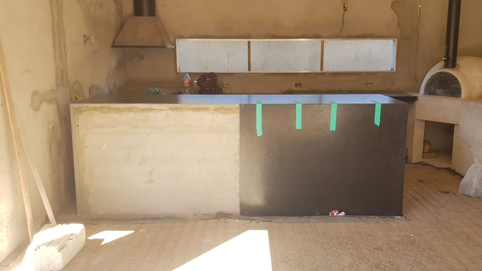 Pedra da área de lazer sendo instalada