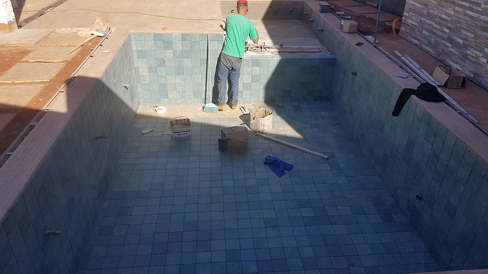 Assentamento dos revestimentos da piscina