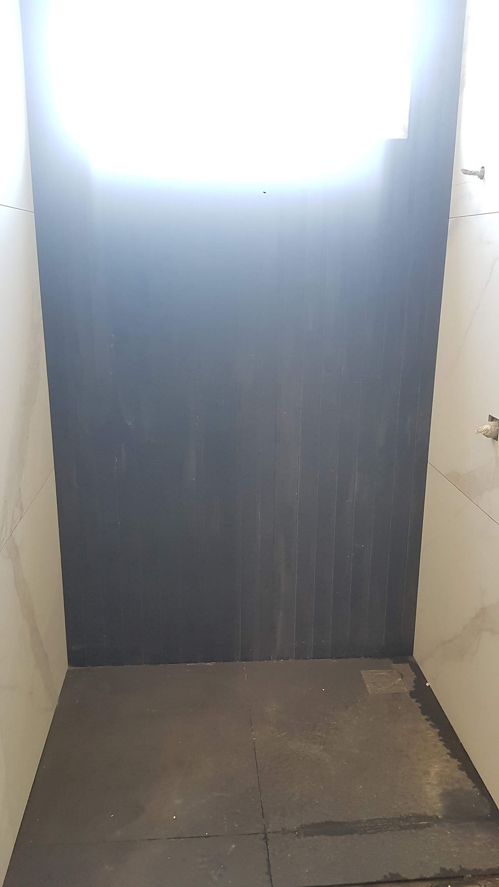 Assentamento de piso e revestimentos nos banheiros das suítes filhos