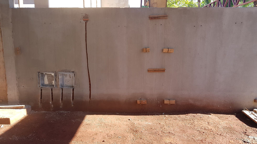 Caixa e mangueiras de passagem no muro lateral