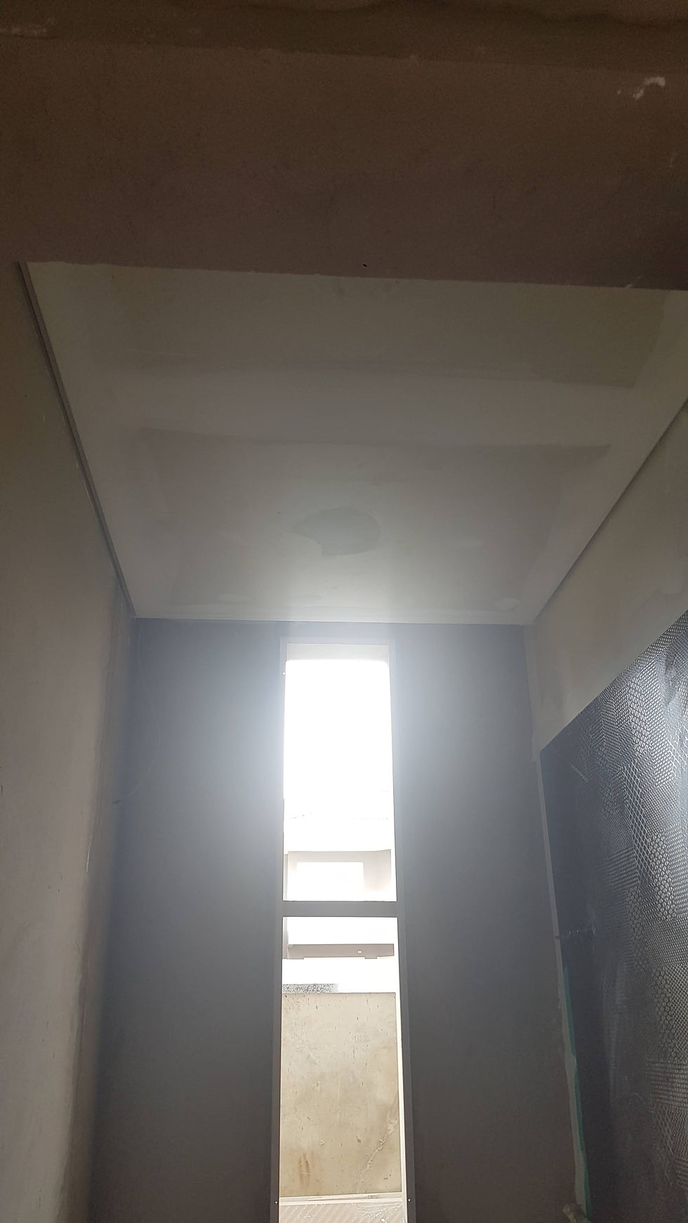 Forro de gesso concluído no lavabo