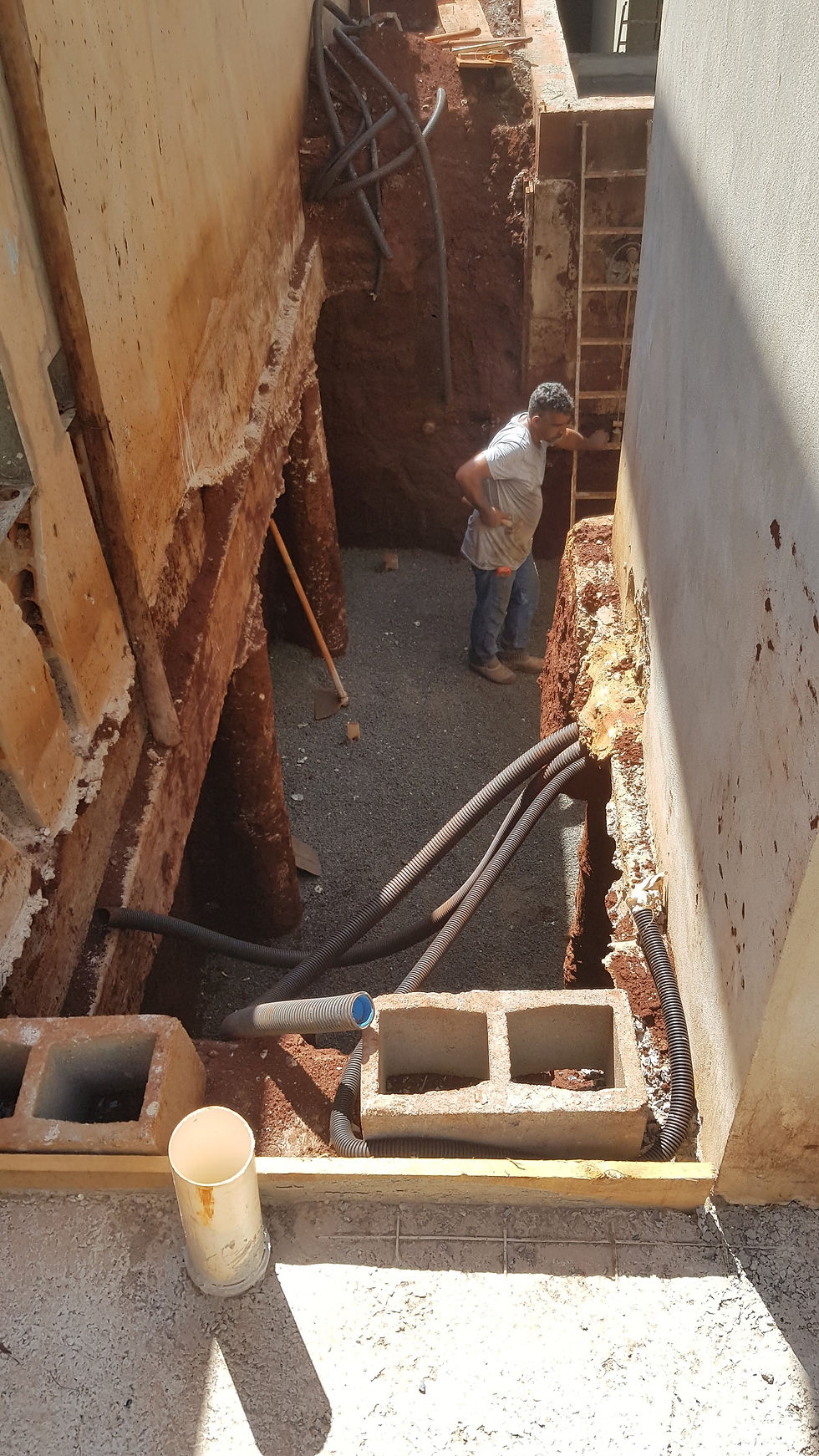 Buraco da casa de máquina e caixa d'água subterrânea