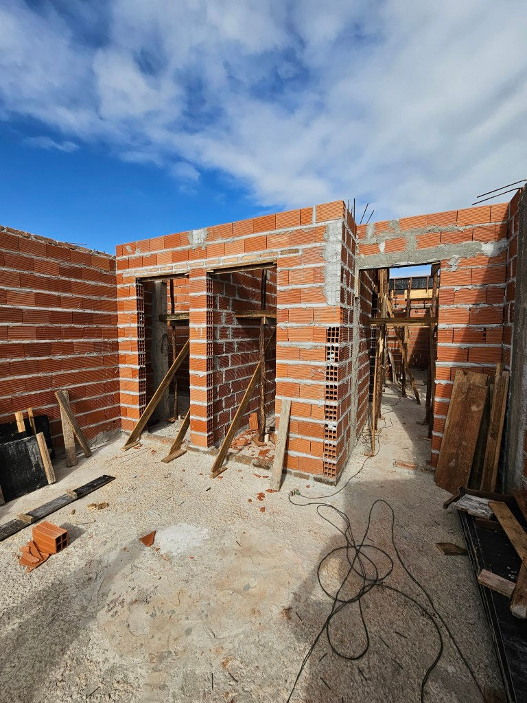 Alvenarias e caixaria pavimento superior