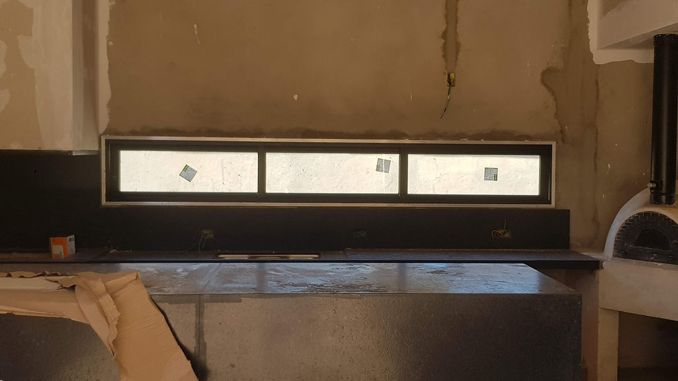 Esquadrias de alumínio sendo instaladas