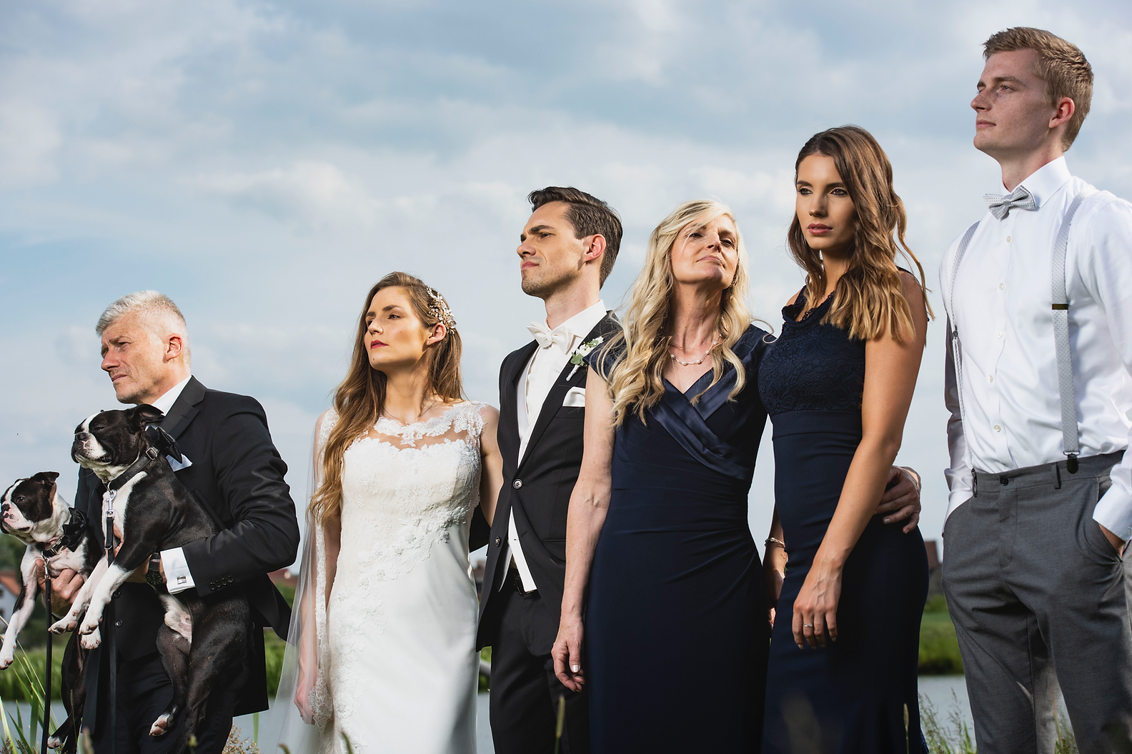 Atmosferă de petrecere la nuntă, invitați dansând și trăind momentul, fotograf nuntă modern în România