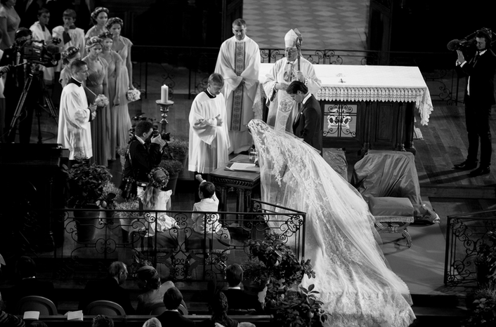 Ceremonie religioasă într-o catedrală cu invitați și preoți