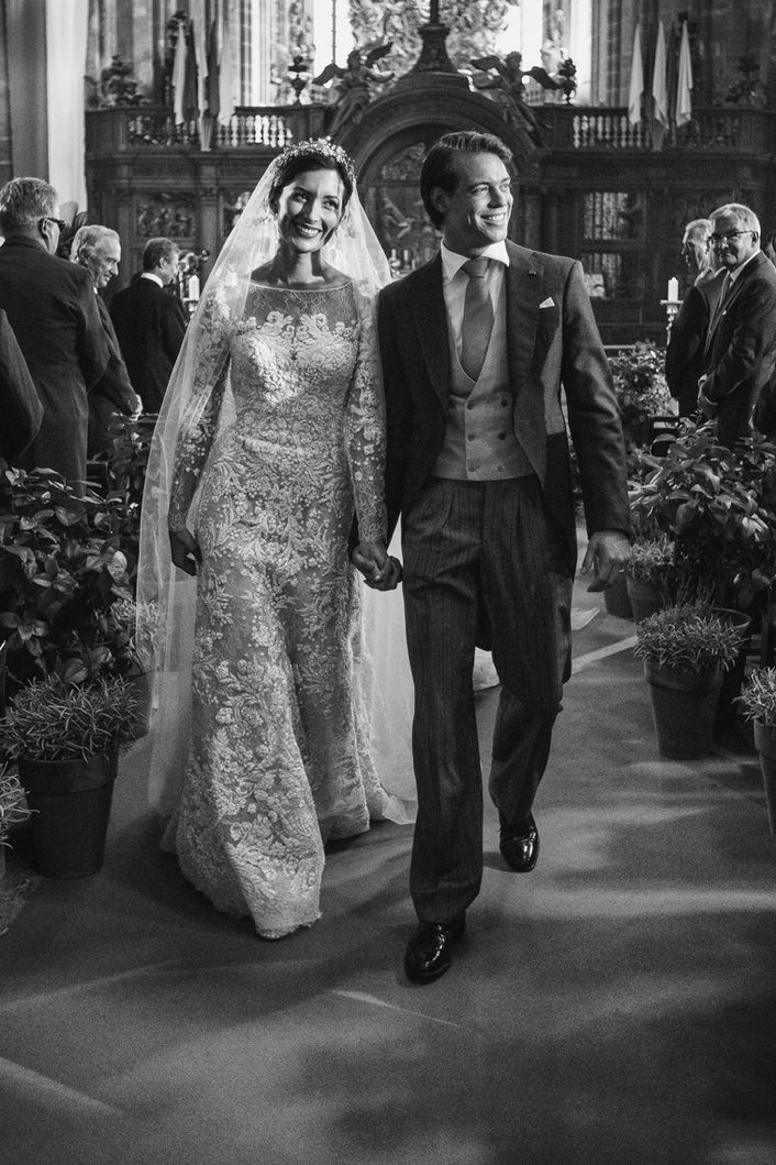 Cuplu elegant intrând în biserică la ceremonie religioasă