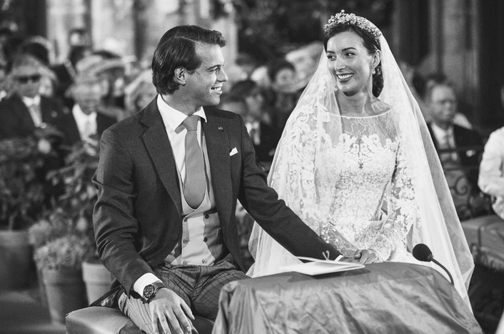 Cuplu ținându-se de mână în timpul ceremoniei