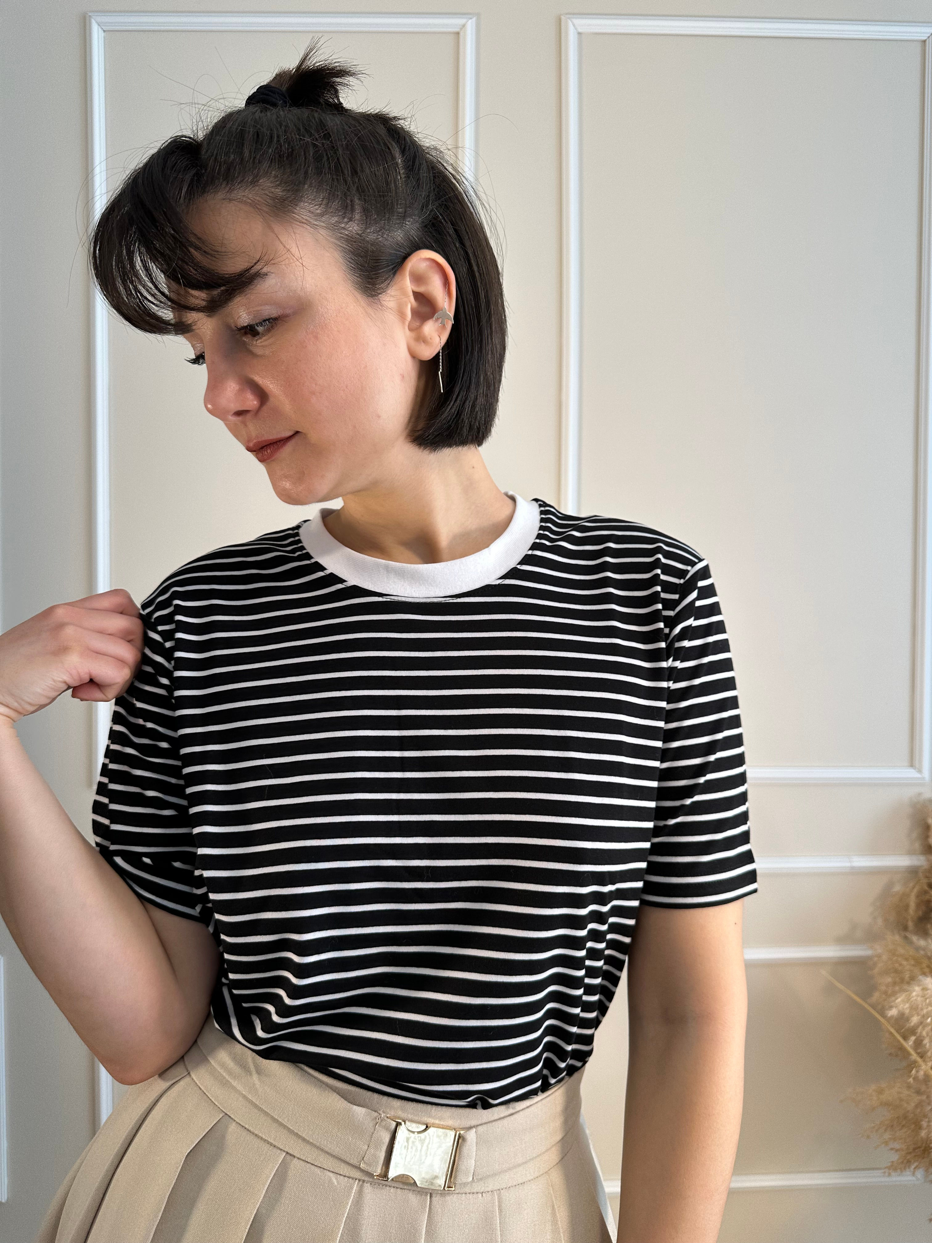 Siyah Beyaz İnce Çizgili Bisiklet Yaka T-Shirt